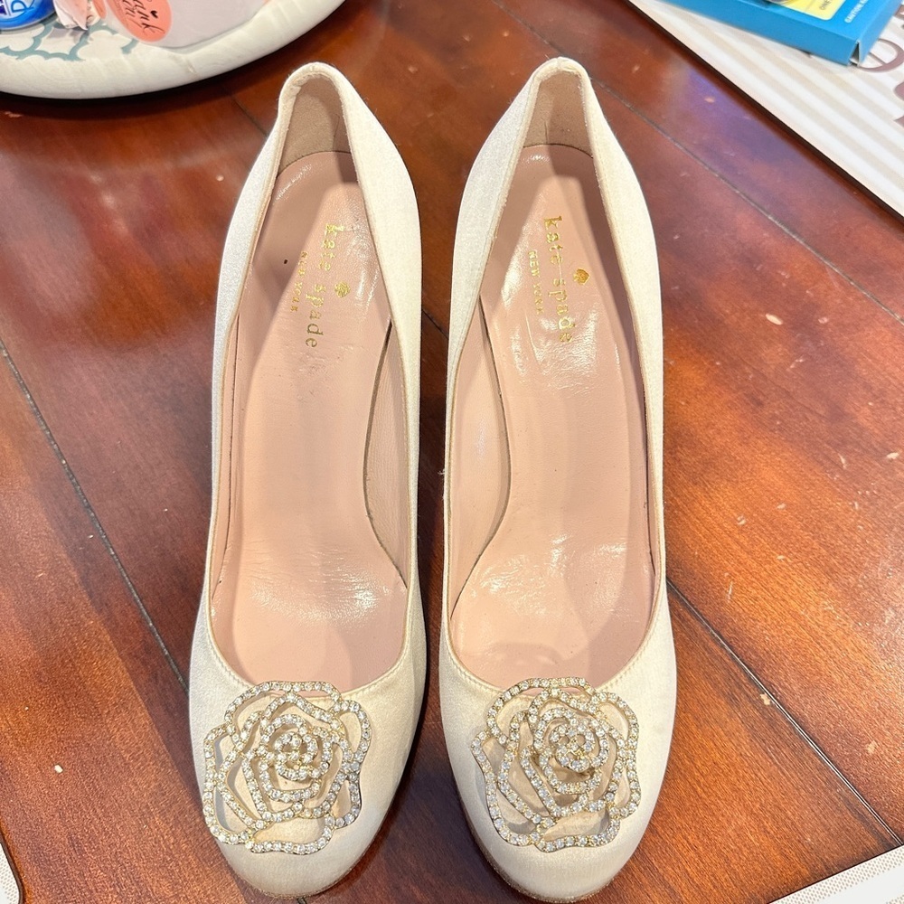 Kate Spade Satin Ivory Heels with Rose Embellishments (Size 8.5) - Picture 3 of 13